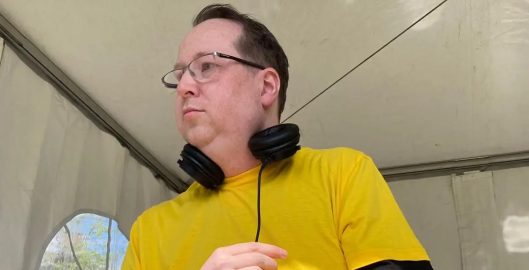 Het is tijd voor de aankondiging van de 1e DJ!